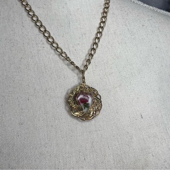 Up-cycled gold tone chunky chain necklace with vintage resin rose pendant - Picture 10 of 13